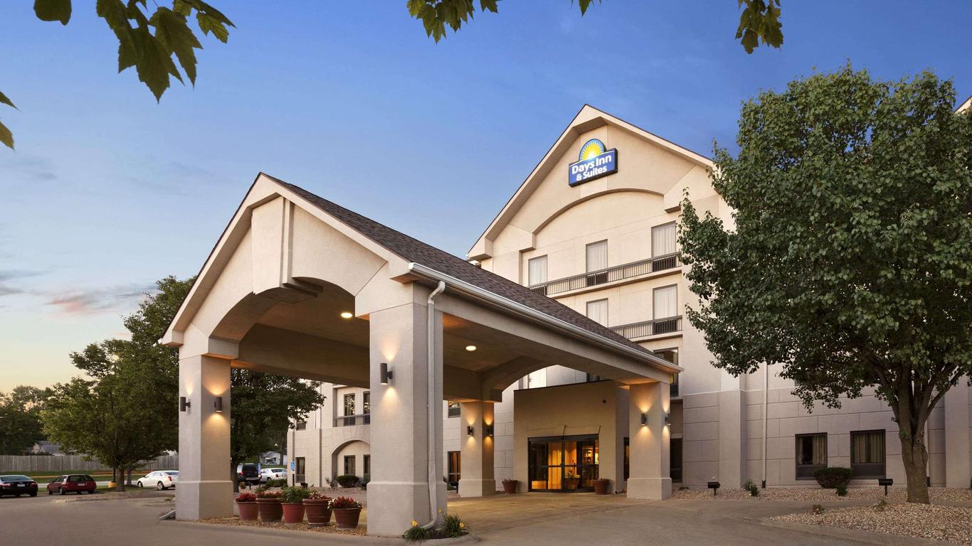 Days Inn & Suites by Wyndham Cedar Rapids